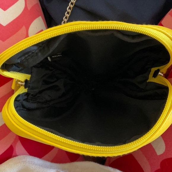 NWOT authentic TMNT Pizza slice purse. Phone not included just for size - Picture 4 of 6